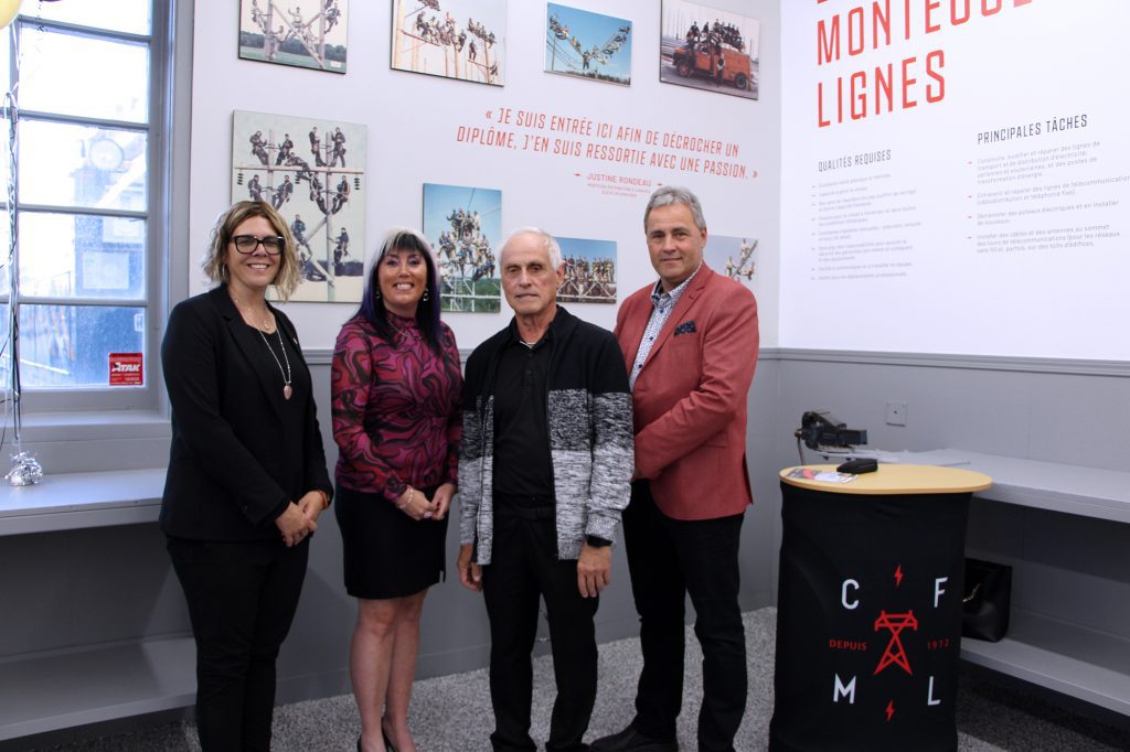 Mme Suzie Lucas, directrice générale du CSSDN, Mme Sonia Goupil, directrice du CFML, M. François Grégoire, ancien enseignant au CFML et M. Germain Caron, maire de Saint-Henri.