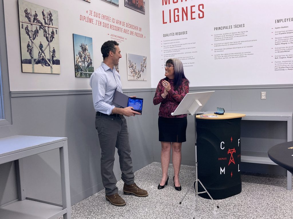 Mme Sonia Goupil, directrice du CFML, remet une plaque-souvenir à M. Vincent Fauteux, enseignant au CFML, pour le remercier de sa collaboration dans la réalisation de la salle d’exposition et du cahier-souvenir.