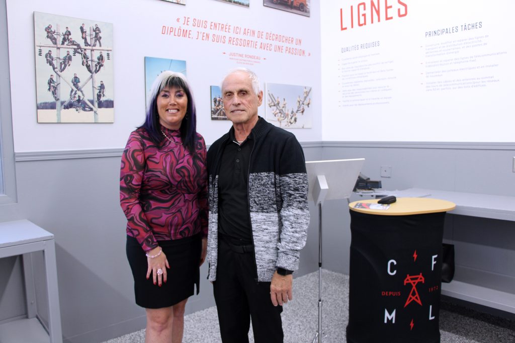 Mme Sonia Goupil, directrice du CFML avec M. François Grégoire, ancien enseignant au CFML ayant donné son nom à la salle d'exposition.