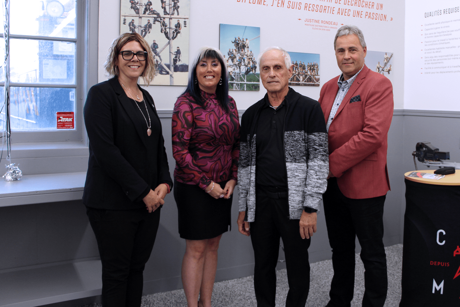 Mme Suzie Lucas, directrice générale du CSSDN, Mme Sonia Goupil, directrice du CFML, M. François Grégoire, ancien enseignant au CFML et M. Germain Caron, maire de Saint-Henri.