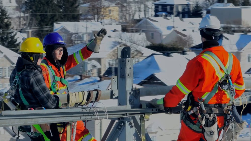 Devenir monteuse de lignes au Centre de formation en montages de lignes, avec le DEP Montage de lignes électriques et de télécommunications
