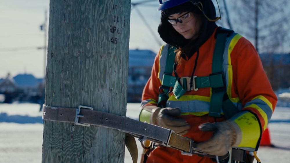 Devenir monteuse de lignes au Centre de formation en montages de lignes, avec le DEP Montage de lignes électriques et de télécommunications