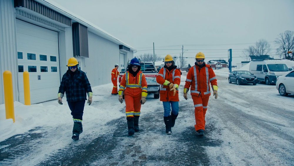 Devenir monteuse de lignes au Centre de formation en montages de lignes, avec le DEP Montage de lignes électriques et de télécommunications