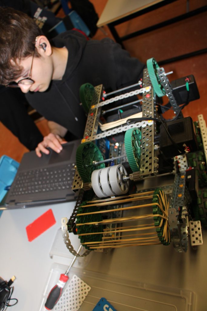 Passerelle Robotique - École Pointe-Lévy et Centre de formation professionnelle de Lévis (un élève de robotique)