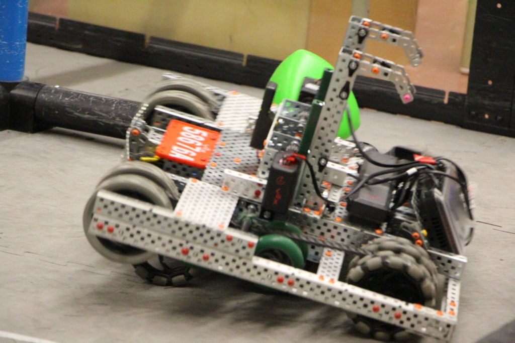 Passerelle Robotique - École Pointe-Lévy et Centre de formation professionnelle de Lévis (robot)