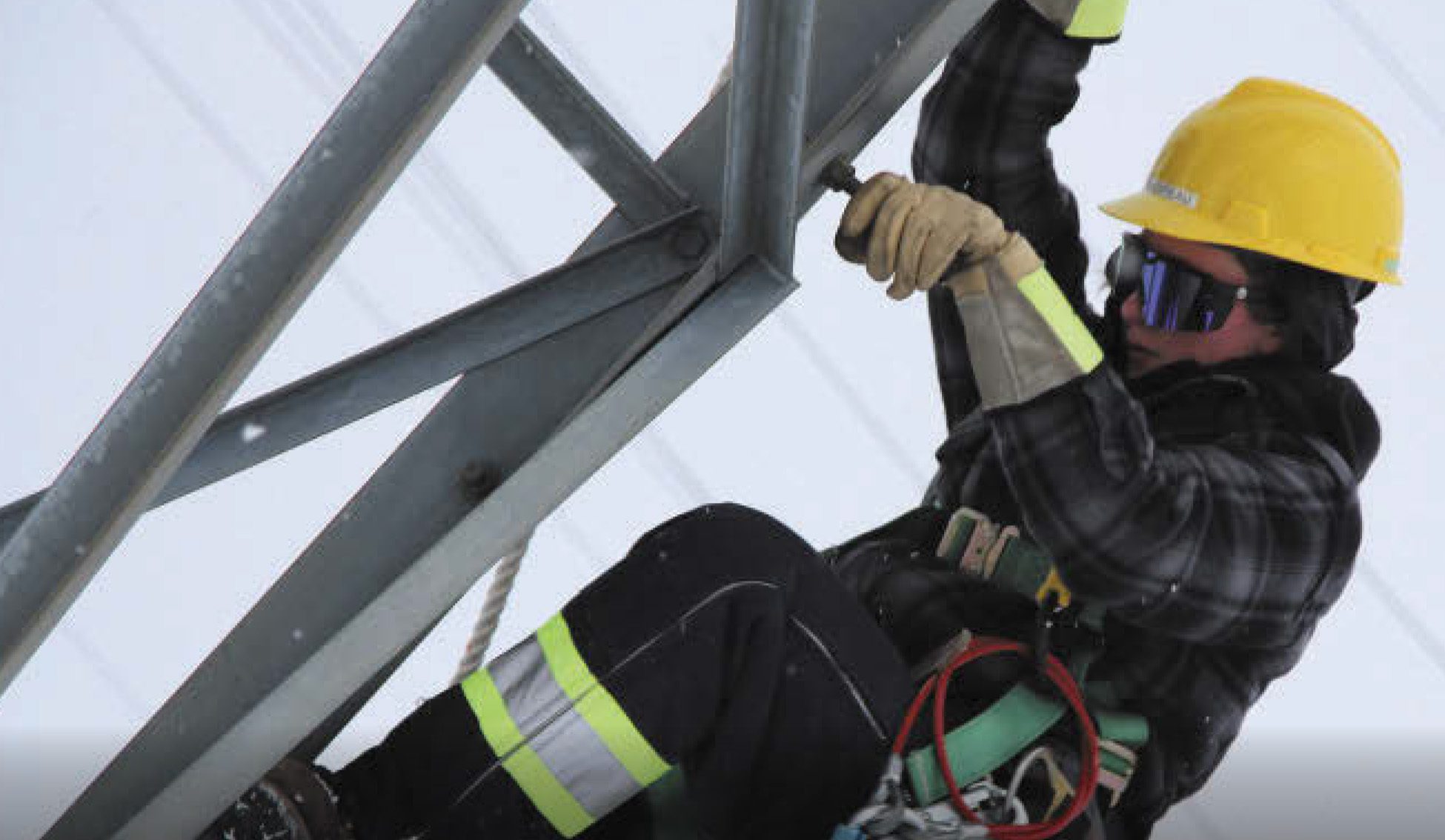 Devenir monteuse de lignes au Centre de formation en montages de lignes, avec le DEP Montage de lignes électriques et de télécommunications (article dans Le journal de Lévis)