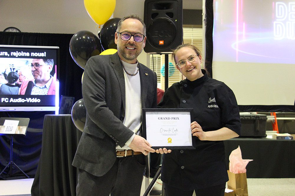 Salon des EXposants - Entrepreneuriat Lévis - Bourse « Coup de cœur du public » d’une valeur de 2 000 $ offerte par Développement Économique Lévis, remis à O’Ravito Café (Ann-Rika Martin)