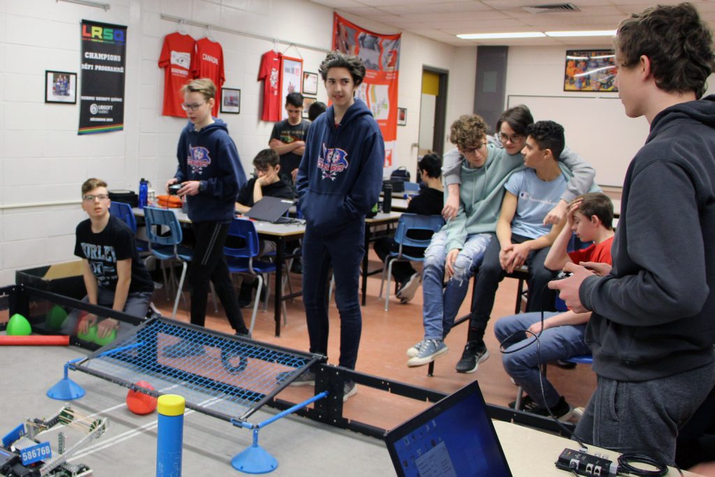 Passerelle Robotique - École Pointe-Lévy et centre de formation professionnelle de Lévis