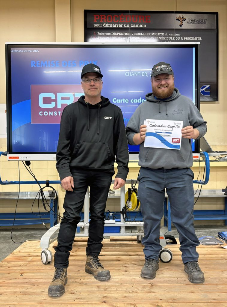 Centre de formation en mécanique de véhicules lourds - Cérémonie des finissants et finissantes 2025 - CRT Construction remet une Carte cadeau Snap-on de 500 $ à Francis Rivard