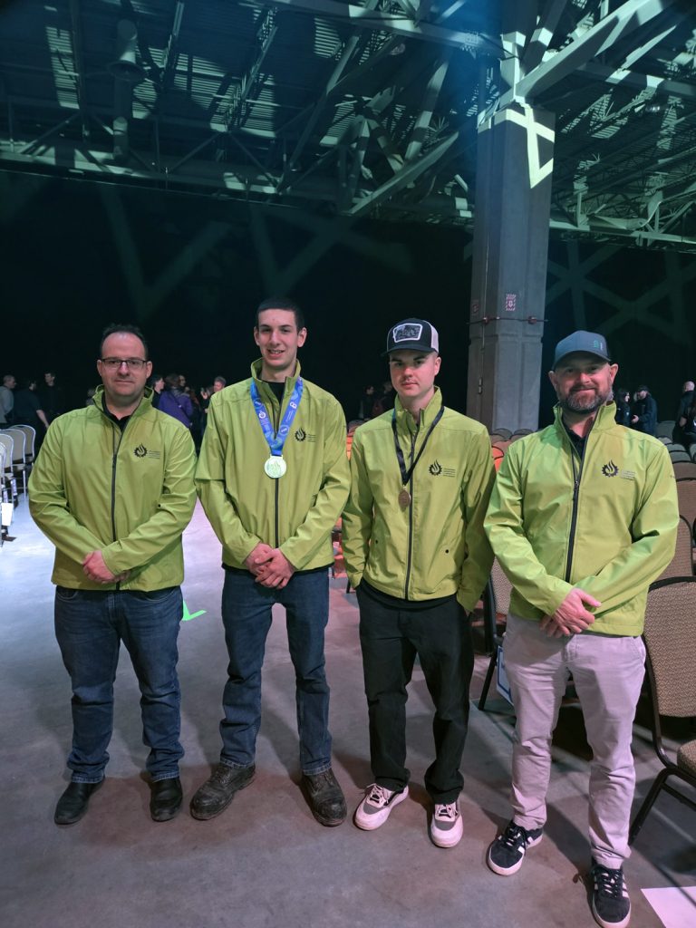 Nos élèves brillent aux Olympiades québécoises des métiers et des technologies 2025 (de gauche à droite – François Lemieux, Joseph Arseneault, Sammy Rousseau, Frédéric Paré)