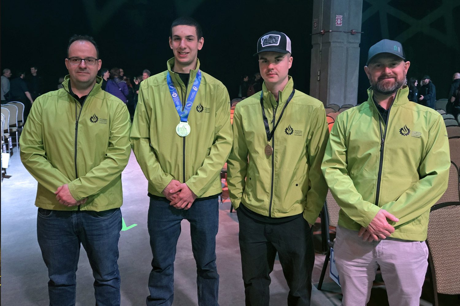 Nos élèves brillent aux Olympiades québécoises des métiers et des technologies 2025 (de gauche à droite – François Lemieux, Joseph Arseneault, Sammy Rousseau, Frédéric Paré)