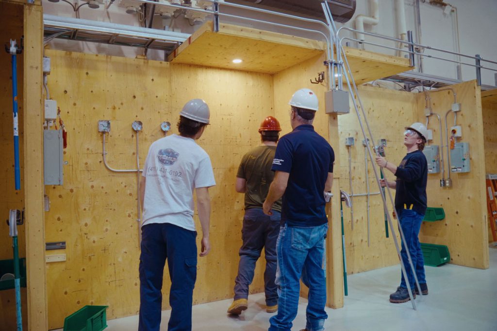 DEP Électricité du centre de formation professionnelle Gabriel-Rousseau : démarre ta carrière plus vite - Atelier commercial DEP Électricité du centre de formation professionnelle Gabriel-Rousseau : démarre ta carrière plus vite - Atelier commercial