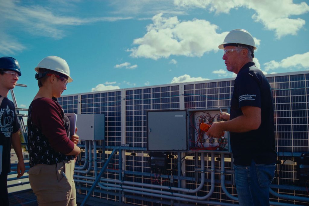 DEP Électricité du centre de formation professionnelle Gabriel-Rousseau : démarre ta carrière plus vite - Cours sur les panneaux solaires DEP Électricité du centre de formation professionnelle Gabriel-Rousseau : démarre ta carrière plus vite - Cours sur les panneaux solaires