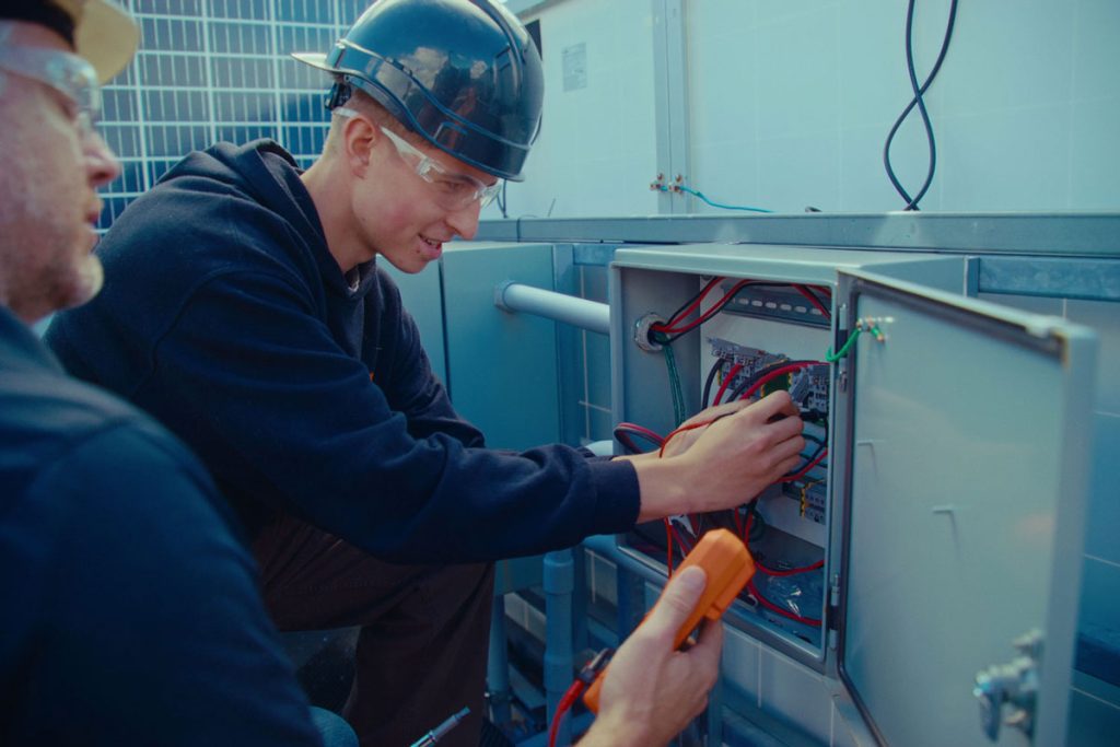 DEP Électricité du centre de formation professionnelle Gabriel-Rousseau : démarre ta carrière plus vite - Panneaux solaires DEP Électricité du centre de formation professionnelle Gabriel-Rousseau : démarre ta carrière plus vite - Panneaux solaires
