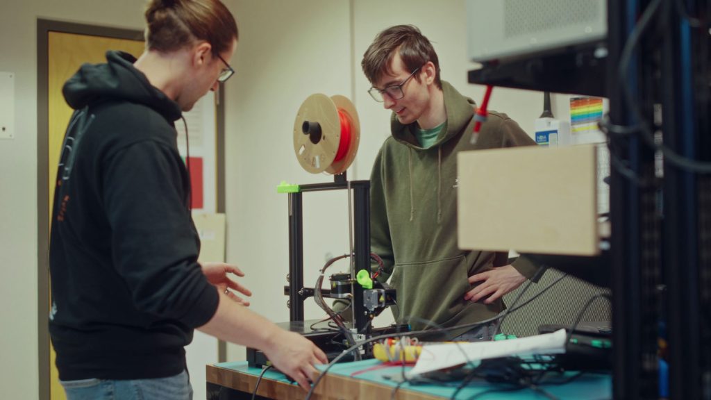 Le DEP Réparation et service en électronique du centre de formation professionnelle Gabriel-Rousseau (CFPGR), en vidéo