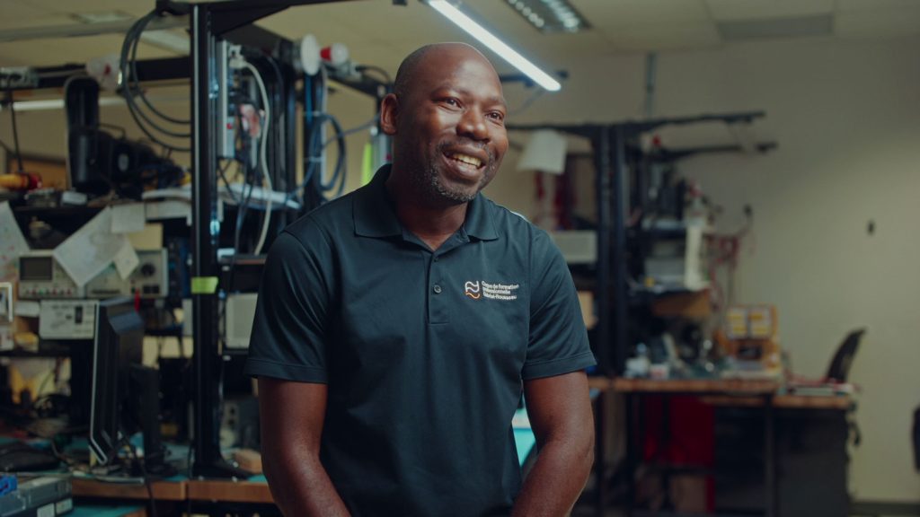 Le DEP Réparation et service en électronique du centre de formation professionnelle Gabriel-Rousseau (CFPGR), en vidéo - Gaby Le DEP Réparation et service en électronique du centre de formation professionnelle Gabriel-Rousseau (CFPGR), en vidéo - Gaby