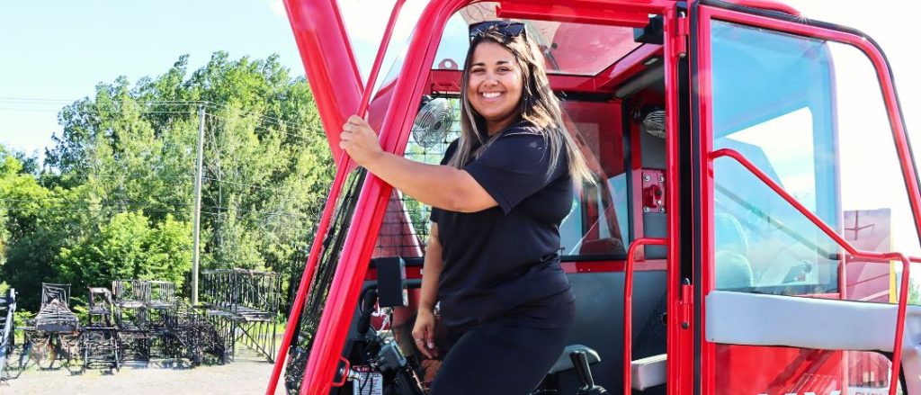 Portrait de Mélissa, l’une des rares grutières au Québec - DEP Conduite d’engins de chantier au centre national de conduite d’engins (CNCEC) - Formation professionnelle des Navigateurs Portrait de Mélissa, l’une des rares grutières au Québec - DEP Conduite d’engins de chantier au centre national de conduite d’engins (CNCEC)