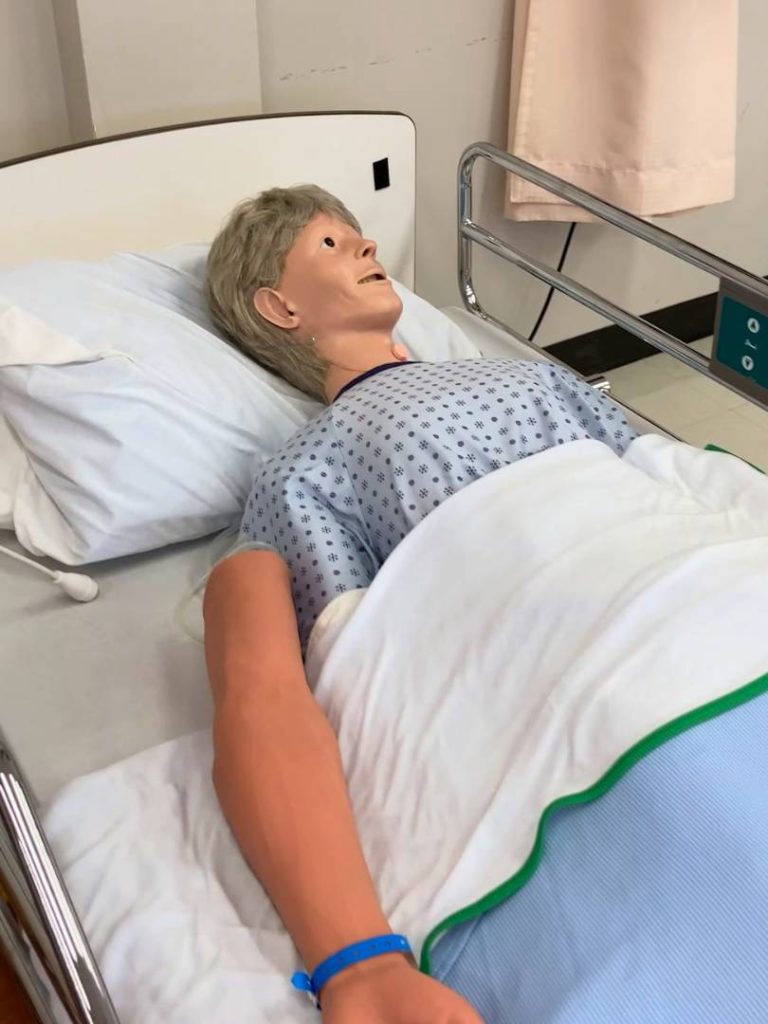 Élève d’un jour en Santé, assistance et soins infirmiers (centre de formation professionnelle de Lévis) : immersion avec Polina - Mannequin Élève d’un jour en Santé, assistance et soins infirmiers (centre de formation professionnelle de Lévis) : immersion avec Polina - Mannequin