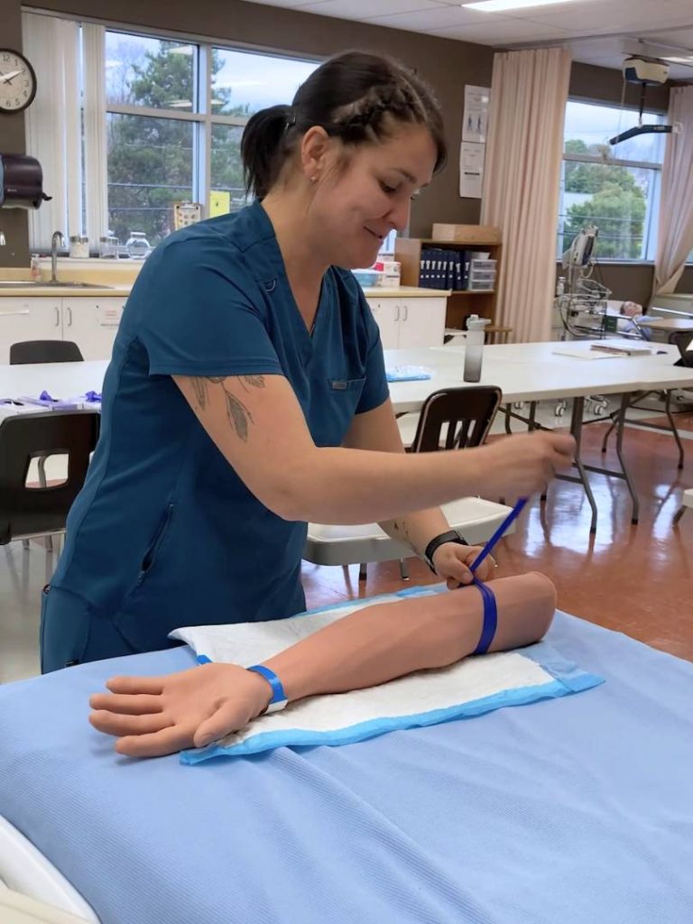 Élève d’un jour en Santé, assistance et soins infirmiers (centre de formation professionnelle de Lévis) : immersion avec Polina - Prise de sang Élève d’un jour en Santé, assistance et soins infirmiers (centre de formation professionnelle de Lévis) : immersion avec Polina - Prise de sang